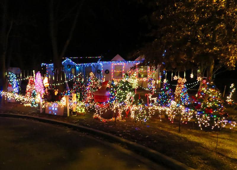 This image has an empty alt attribute; its file name is Chesney-Christmas-Light-Display.jpg
